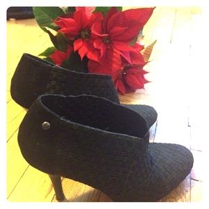 Simply Vera waffle print black booties FINAL SALE